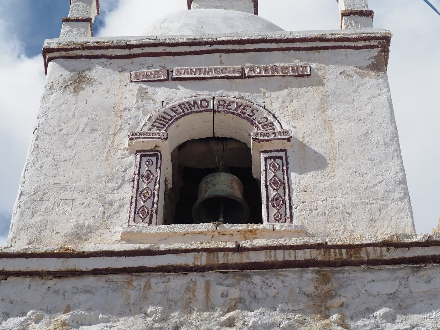 Campanario de la iglesia de Agencha, inscripción de Guillermo Reyes, 1912